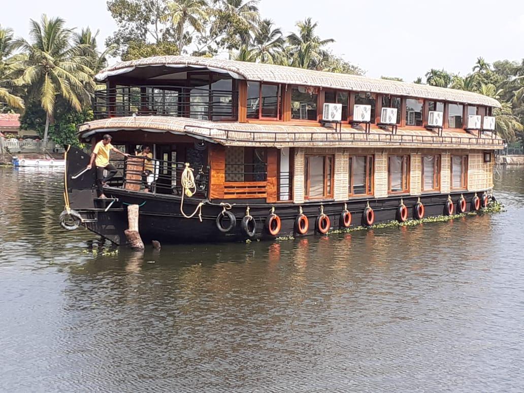 5 Bedroom Houseboats in Alleppey Kerala.