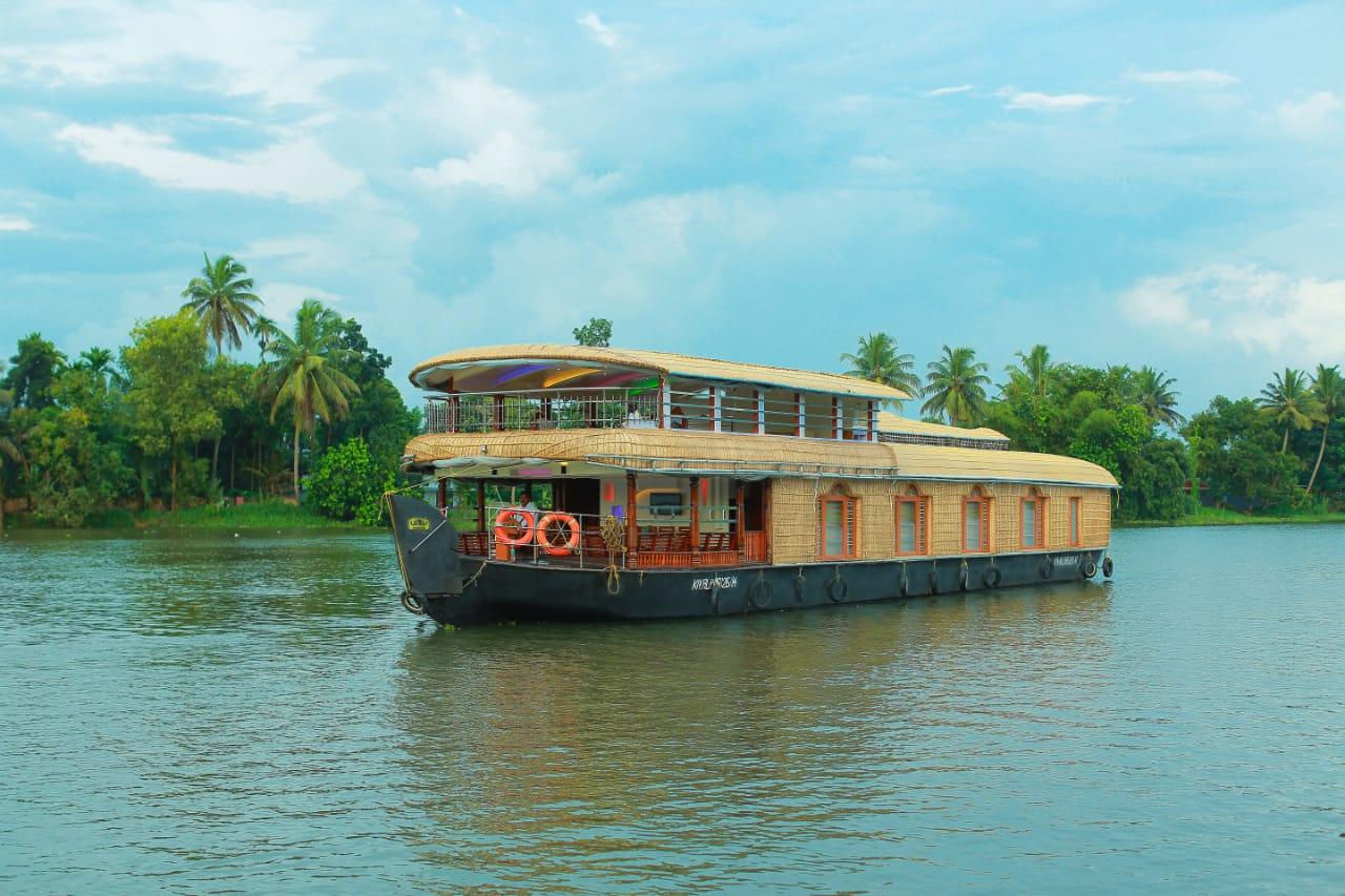 6 Bedroom Houseboats in Alleppey Kerala.