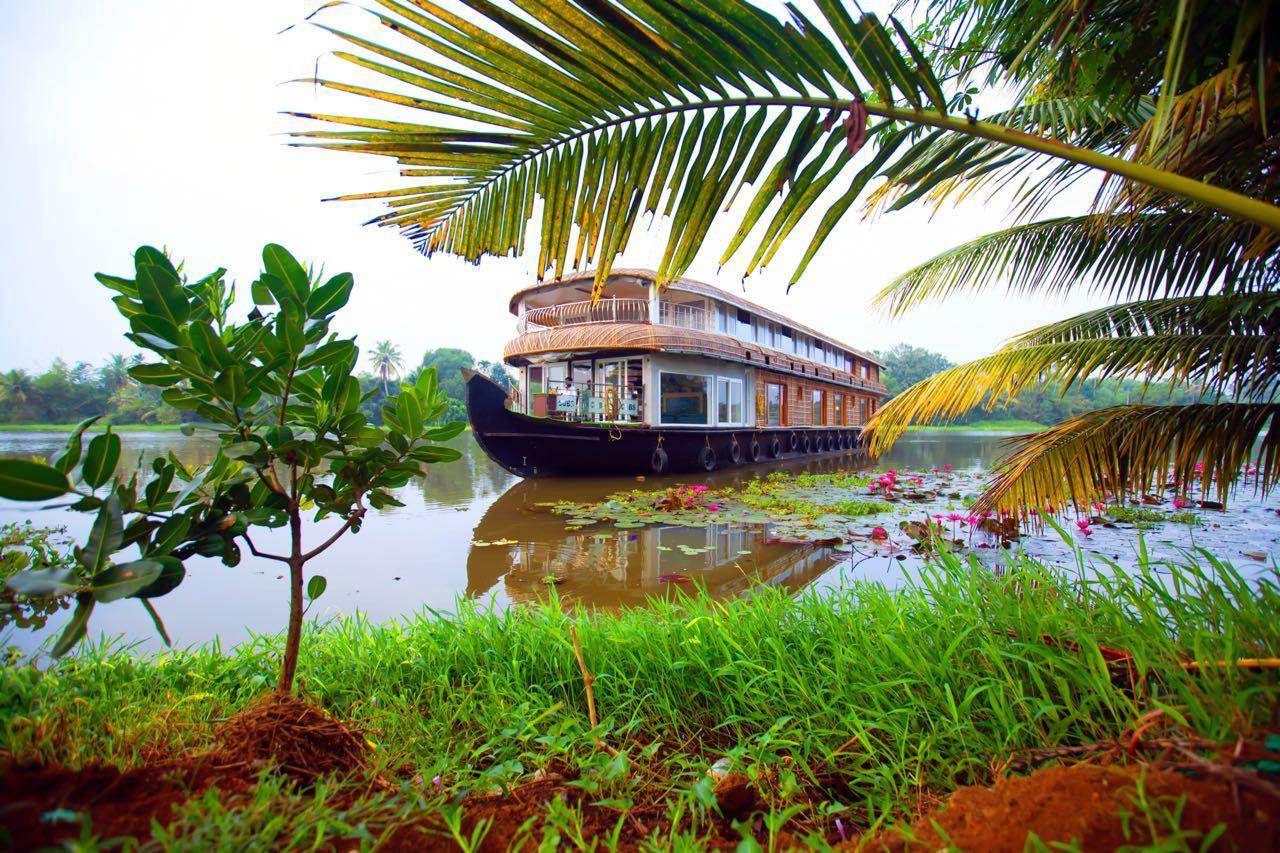 7 Bedroom Houseboats in Alleppey Kerala.
